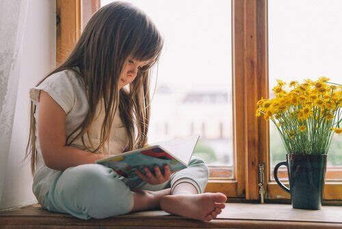 menina lendo um livro 