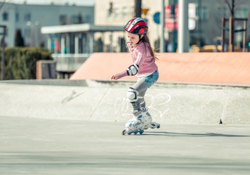 Passos para ensinar uma criança a andar de patins inline