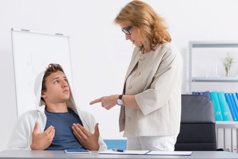 Seu filho responde mal aos professores na aula?