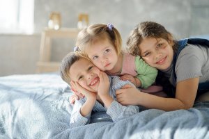6 dicas para organizar os quartos compartilhados entre 3 irmãos