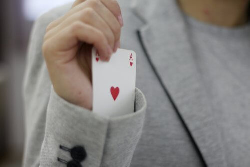 Truque de mágica com cartas