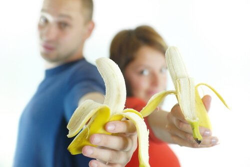casal comendo banana