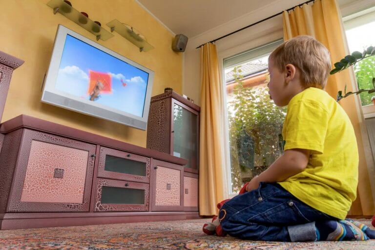 Os pais têm o dever de impedir que as crianças assistam muita televisão.