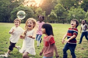 Benefícios da amizade na infância a longo prazo