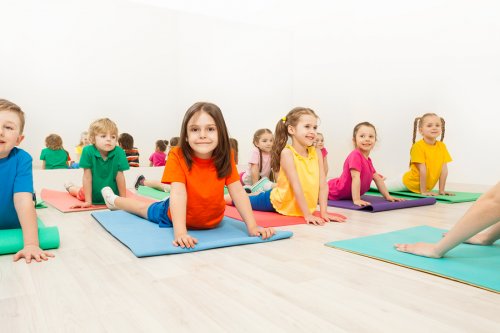 Cinco posturas de yoga para crianças