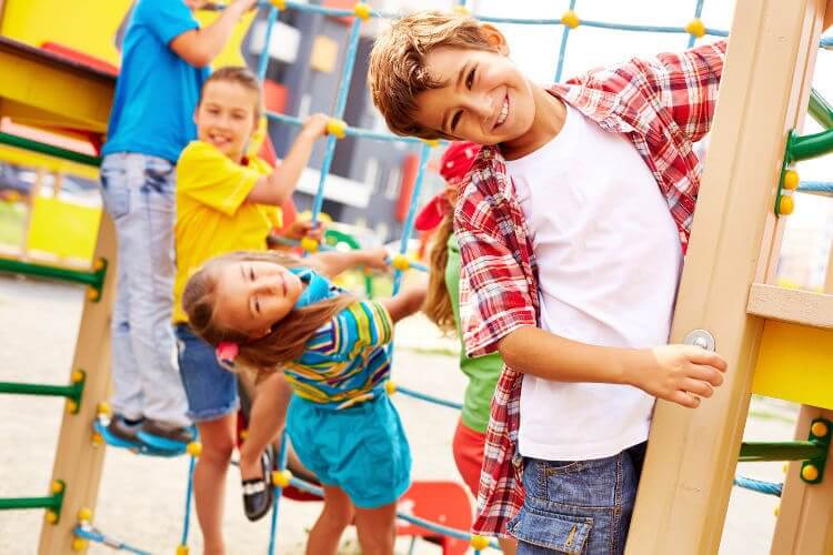 A escalada para crianças tornou-se um marco em parques de diversões.