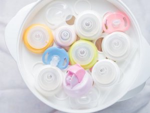 Por que é bom esterilizar a mamadeira?