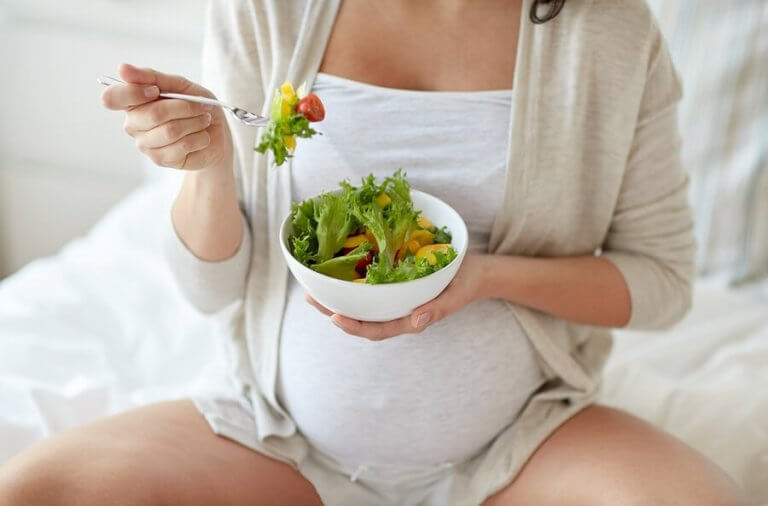 Riscos de comer salada durante a gravidez