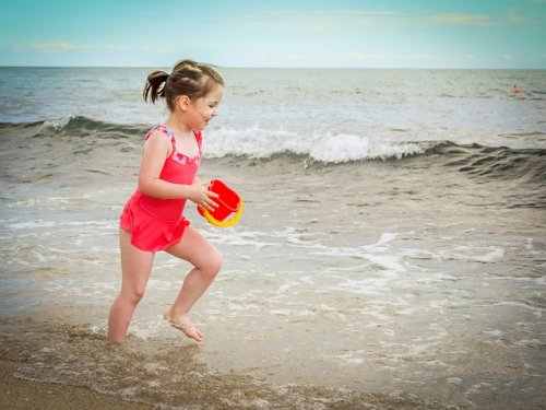 menina na praia