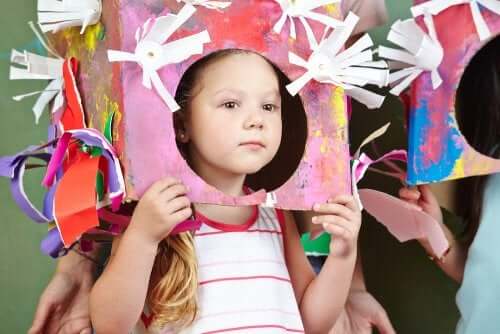 menina fazendo teatro