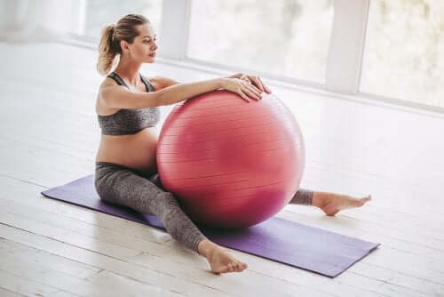 Fitball: exercícios para realizar durante a gravidez