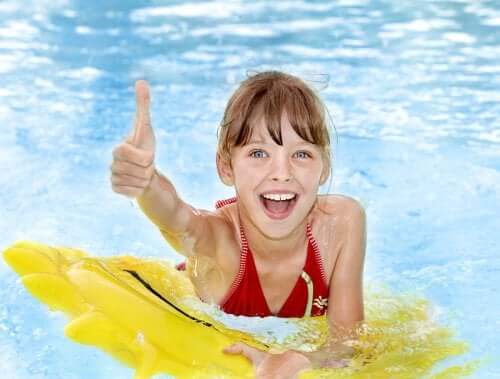 Precauções antes de levar as crianças à piscina
