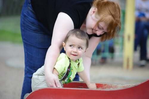 mãe e criança na areia
