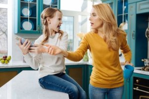 Os pais podem verificar as redes sociais de seus filhos?