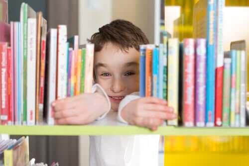A biblioteca ajuda as crianças a aprender regras de convivência