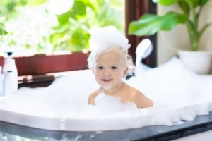 Com que idade as crianças devem começar a tomar banho sozinhas?