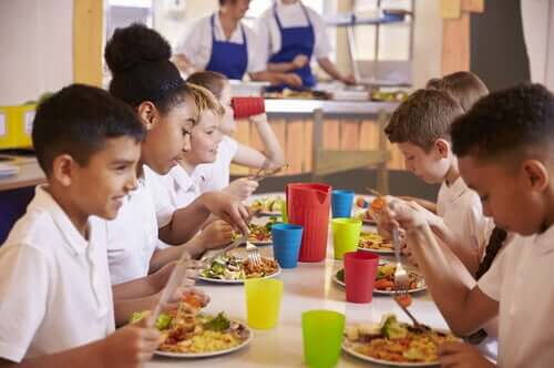 a alimentação no refeitório da escola