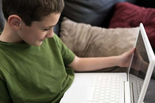 As crianças e o acesso à internet 