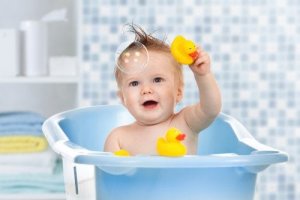 Brinquedos de água para a banheira do bebê
