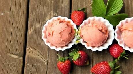 Sorvetes caseiros com frutas de verão para as crianças