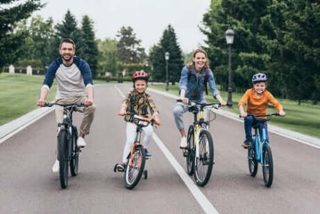 Andar de bicicleta: uma das ideias para fazer esportes com os seus filhos