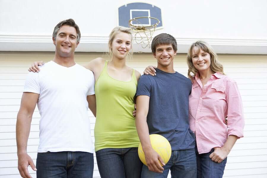 Família jogando basquete