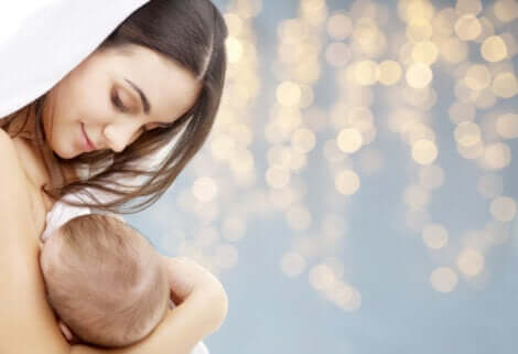 Método da lactação e amenorreia: mãe amamentando bebê