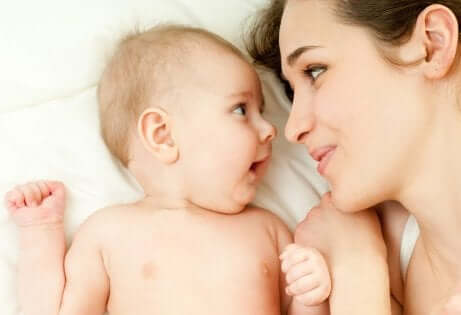 Mãe e bebê se olhando: apego infantil