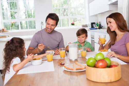 Família tomando café da manhã para não ir para a escola em jejum