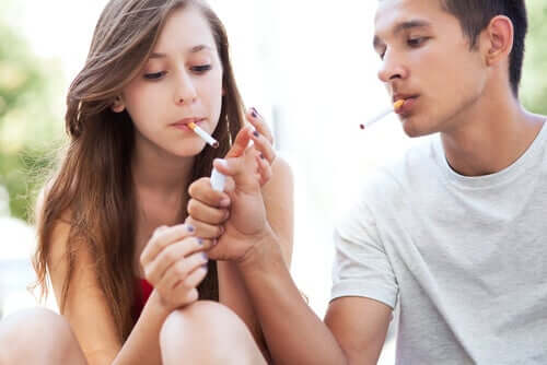 Sinais de que o seu filho adolescente está fumando tabaco