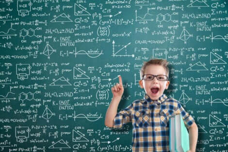 Teste de Kolb e estilos de aprendizagem: menino aprendendo matemática