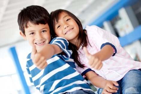Crianças felizes, crianças que aprenderam virtudes pessoais