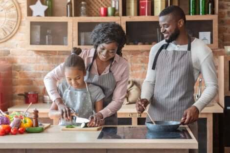 Educar as crianças pelo exemplo: pais e filha cozinhando juntos