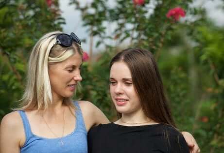 Mãe explicando como funciona a negociação na adolescência