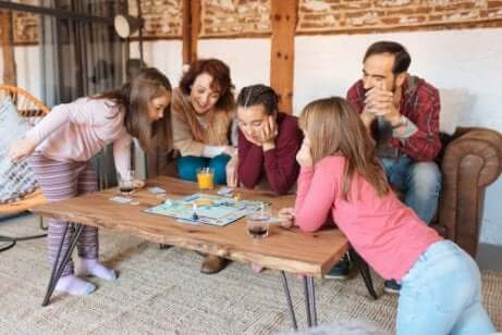 Família brincando com jogo de tabuleiro nas férias