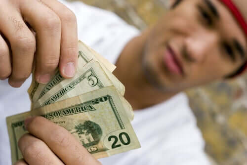 Gastar mais dinheiro: um dos sinais de que o seu filho adolescente está usando drogas