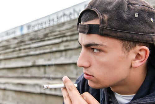 Sinais de que o seu filho adolescente está fumando tabaco