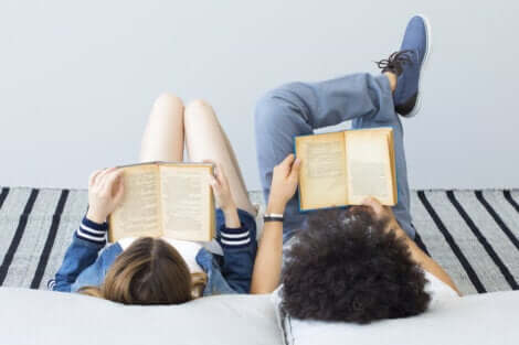 Pai e filha lendo livros