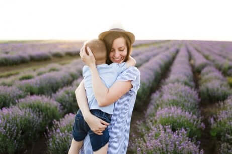 Mãe abraçando filho para explicar o amor para as crianças