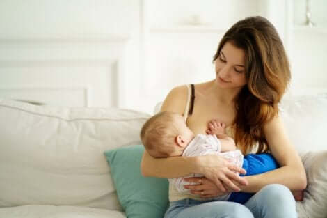 Prebióticos do leite materno: mãe amamentando