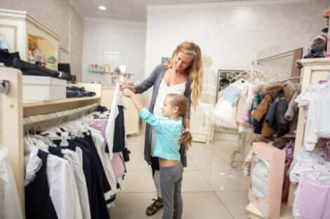 Menina fazendo compras com a mãe: aprendizagem informal