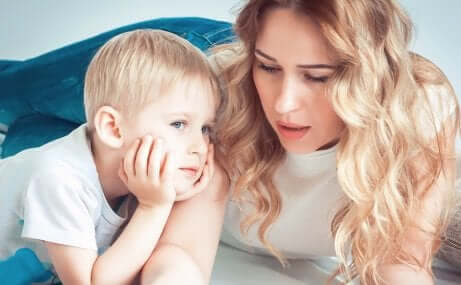 Mãe conversando com o filho sobre mudar de escola