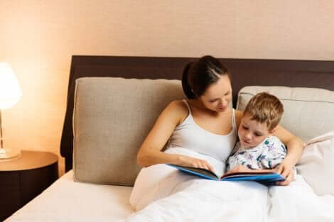 Mãe lendo para o filho contos personalizados para crianças
