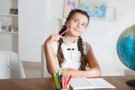 Menina pensando sobre os sistemas de Ensino Médio mais eficazes