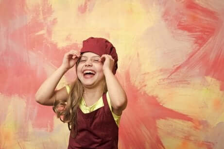 Menina rindo num fundo vermelho e amarelo