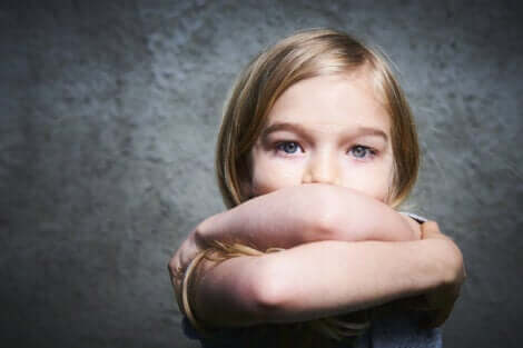 Baixa autoestima nas crianças: menina triste, brava e fechada
