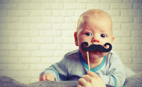 Bebê fantasiado com bigode