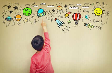 Projeto Wonder Ponder: menino apontando para desenhos na parede