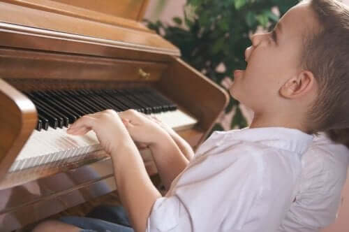 Benefícios de tocar um instrumento durante a infância