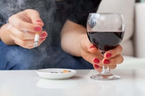 Cigarro e bebida alcoólica: hábitos que causam infertilidade nas mulheres